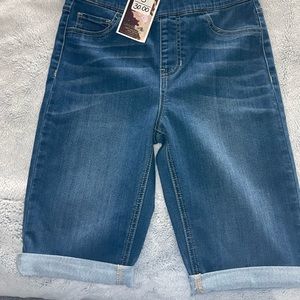 NWT Super stretchy Bermuda shorts. Size small